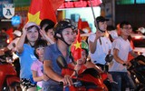 Trắng đêm may cờ Tổ quốc, in băng rôn phục vụ người hâm mộ bóng đá Việt Nam